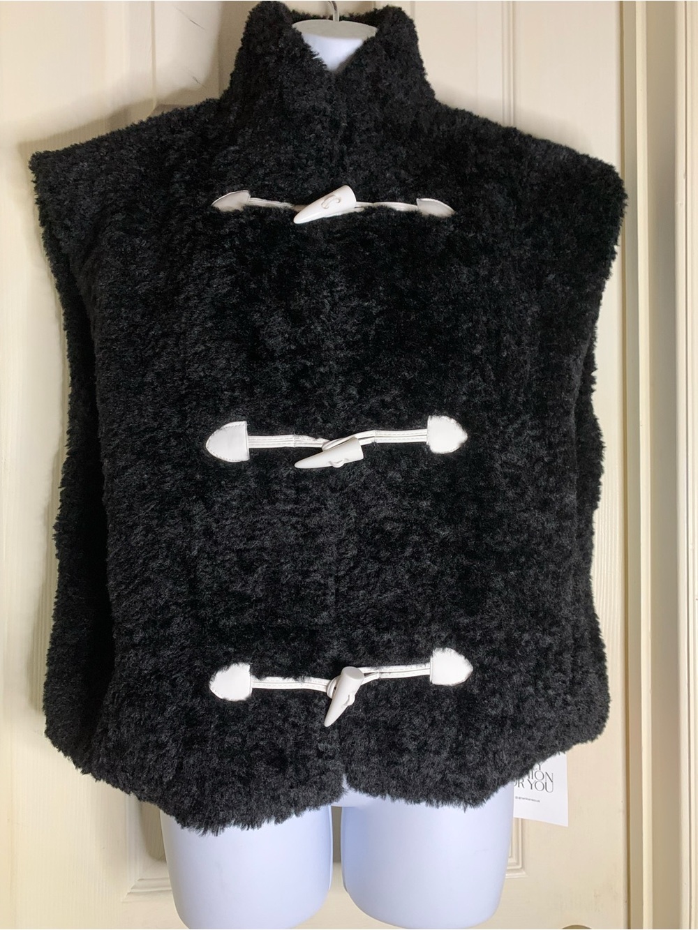 Tankaneo Faux Shearling Toggle Vest - Black